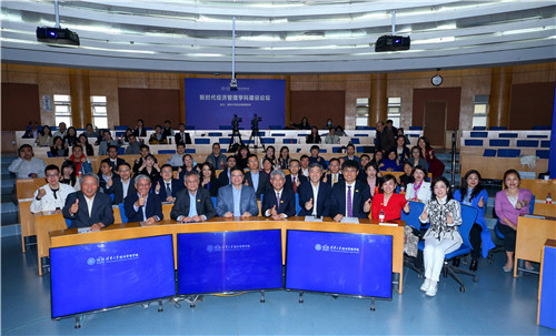 1619667504484064908.jpg 10圆桌讨论结束后嘉宾与现场师生合影.jpg