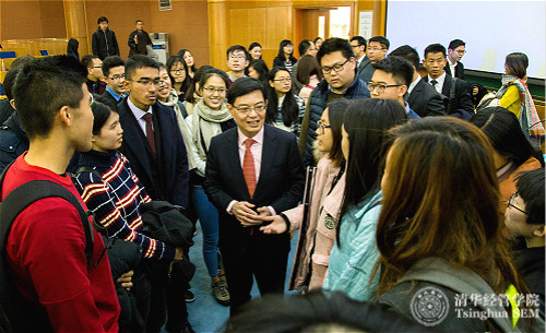 1511922758444012400.jpg 图6 讲座后王瑞杰先生与学生热情交流_meitu_3.jpg