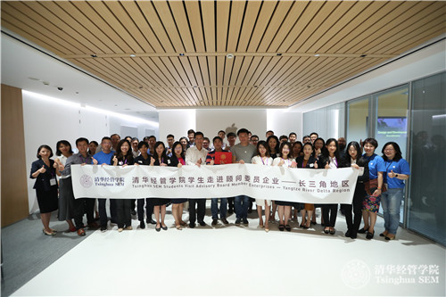 1568681031021068409.jpg 10苹果公司合影.jpg