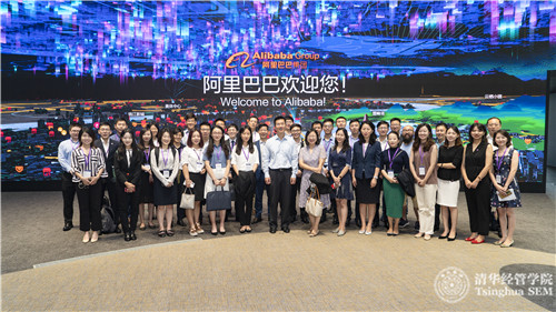 1568681056781015841.jpg 12师生在阿里巴巴合影.jpg