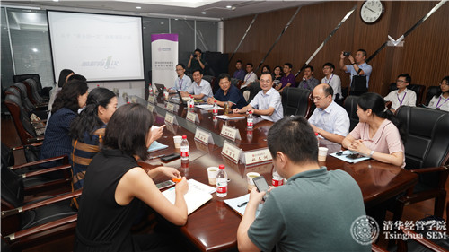 1568681073581075484.jpg 13杭州市行政服务中嘉宾座谈分享.jpg