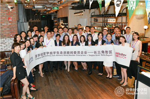 1568680987078072672.jpg 06师生在百威合影.jpg