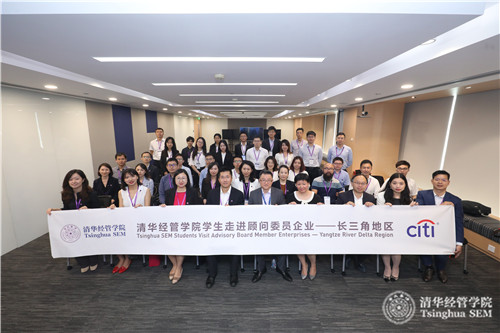 1568681015249095180.jpg 09师生在花旗合影.jpg