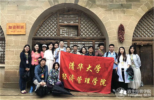 1531980060647003394.jpg 学院师生在梁家河知青旧居合影_meitu_1.jpg